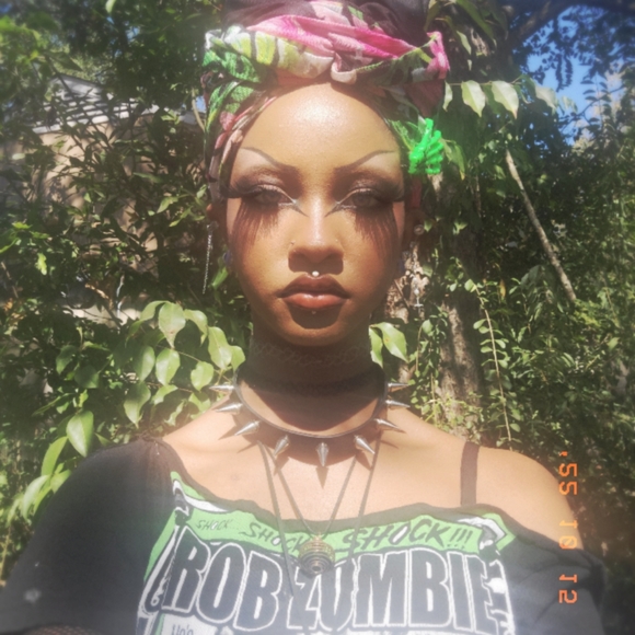 Meet your Posher, Demi - Picture 4 of 11